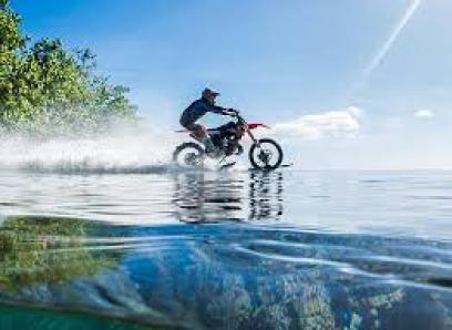 Motocicletă care pluteşte, noul mijloc de transport al viitorului 